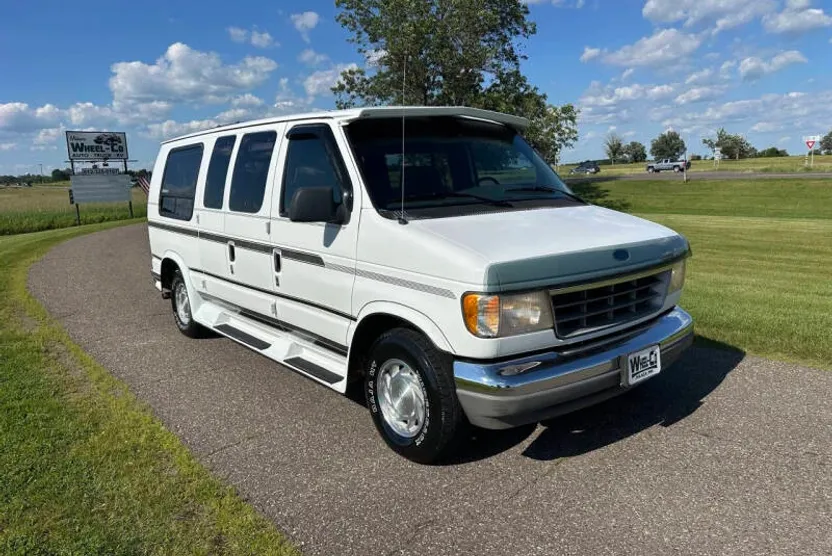 1994 Ford E-150 photo 1