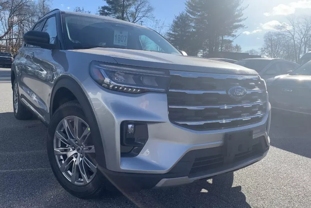 2025 Ford Explorer photo 1
