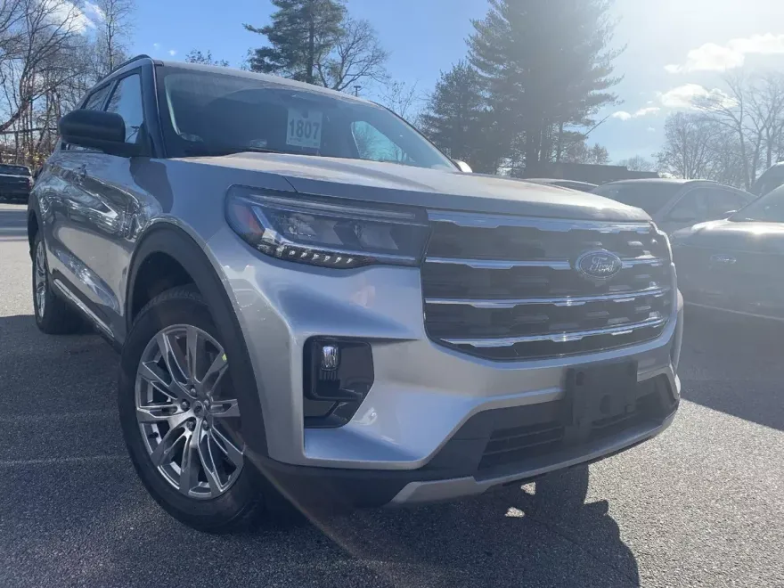 2025 Ford Explorer photo 1