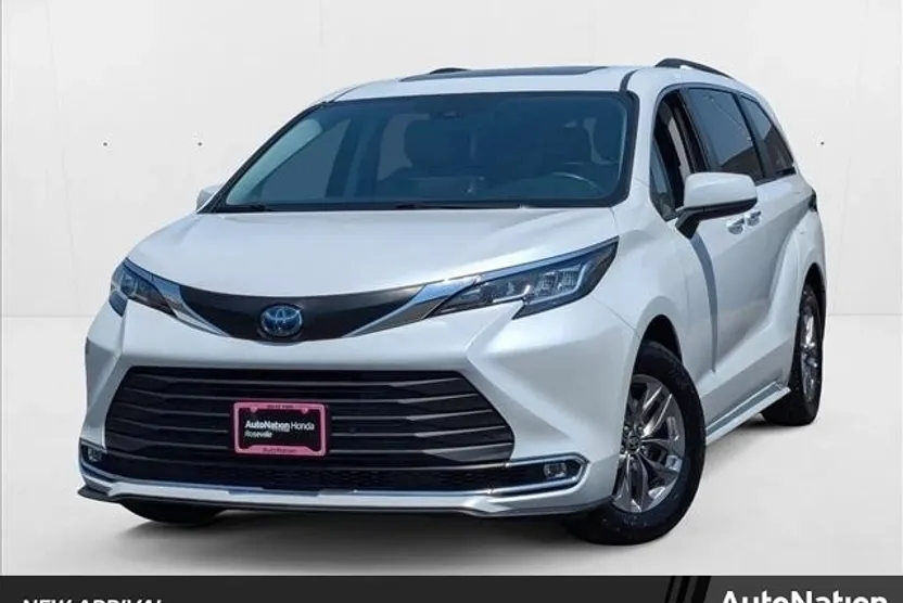 2023 Toyota Sienna XLE photo 1