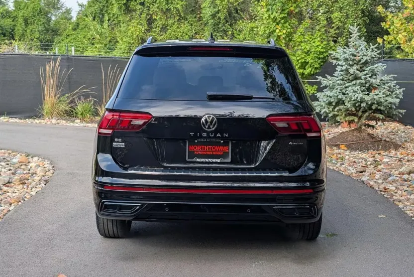 2022 Volkswagen Tiguan SE R-Line Black photo 1