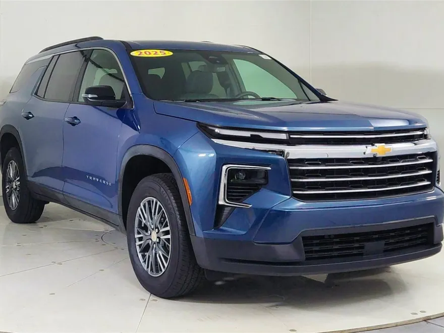 2025 Chevrolet Traverse photo 1
