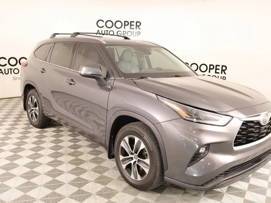 2021 Toyota Highlander XLE photo 1