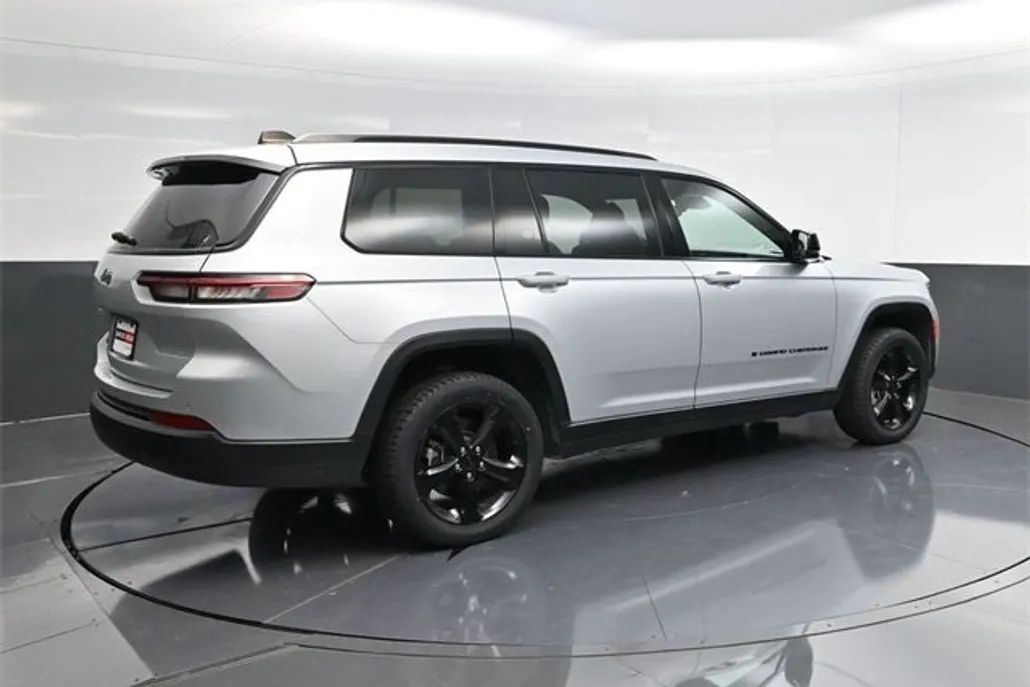 2023 Jeep Grand Cherokee Altitude photo 1