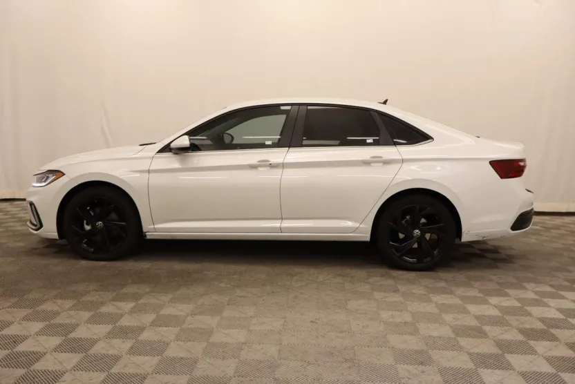 2025 Volkswagen Jetta SE photo 1