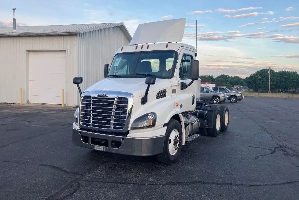 2018 Freightliner Cascadia 113" sleeper cab photo 1