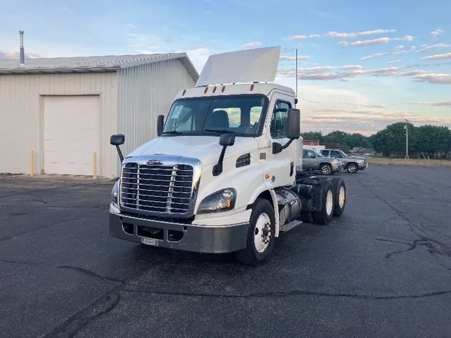 2018 Freightliner Cascadia 113" sleeper cab photo 1