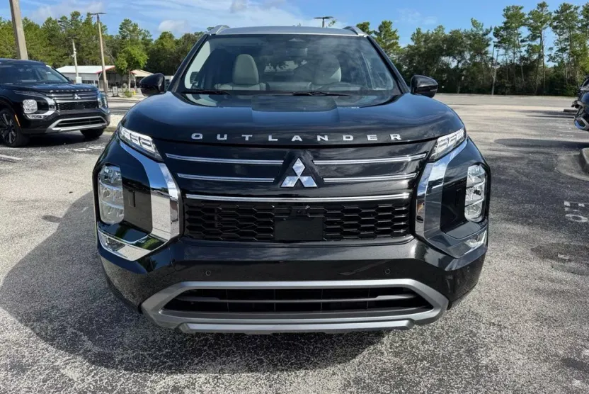 2025 Mitsubishi Outlander SEL photo 1