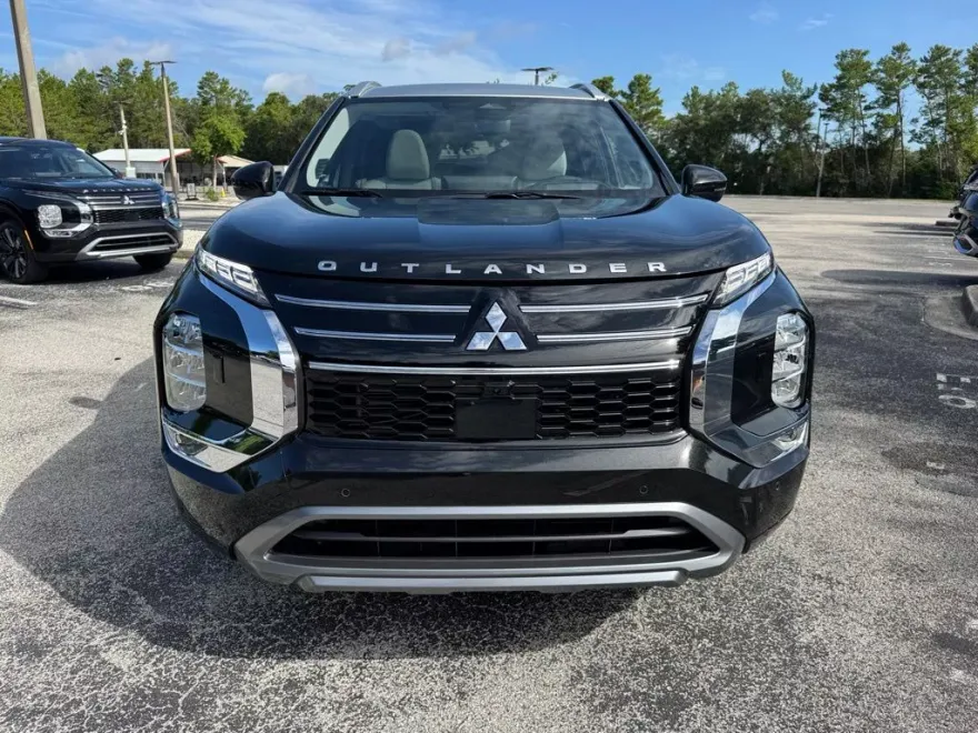 2025 Mitsubishi Outlander SEL photo 1
