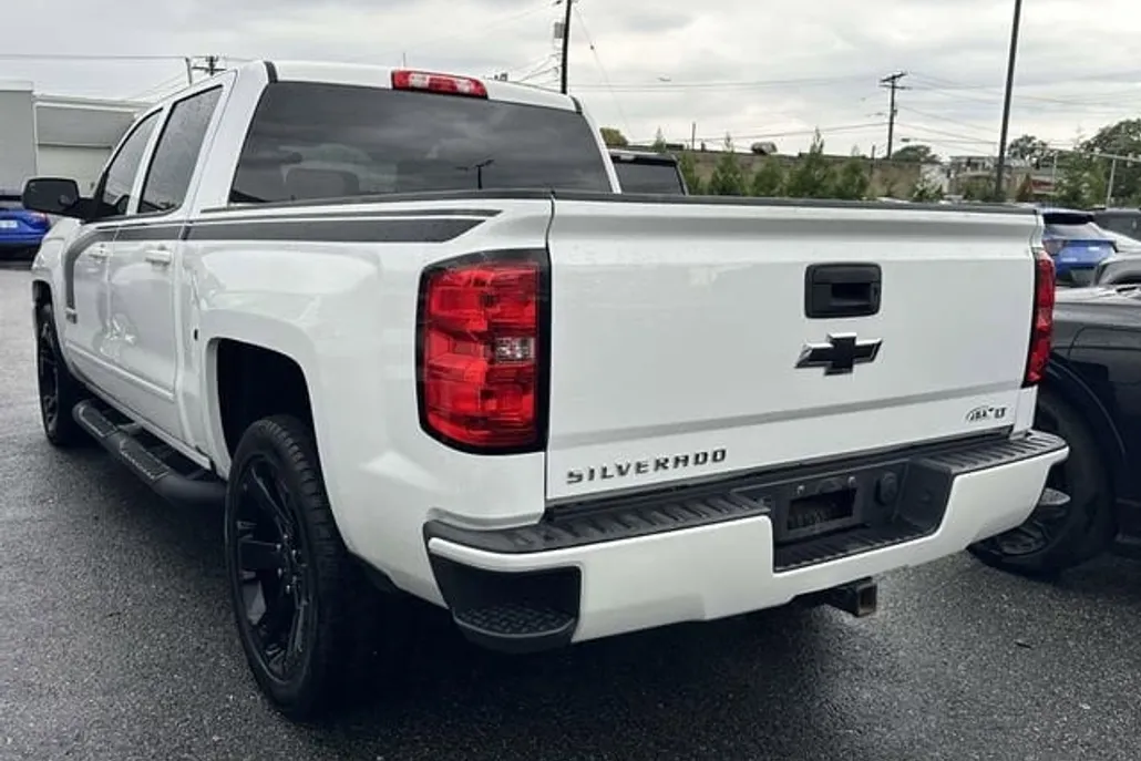 2017 Chevrolet Silverado 1500 LT photo 1