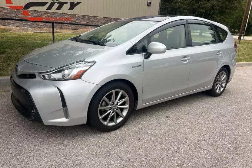 2017 Toyota Prius V Five photo 1