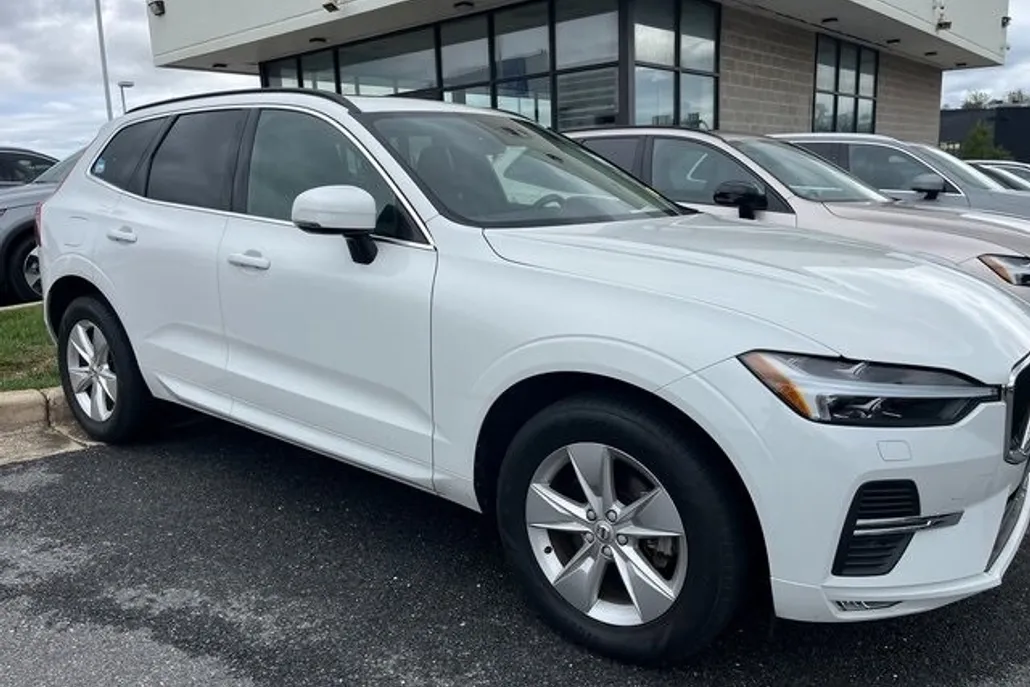 2022 Volvo XC60 B5 Momentum photo 1