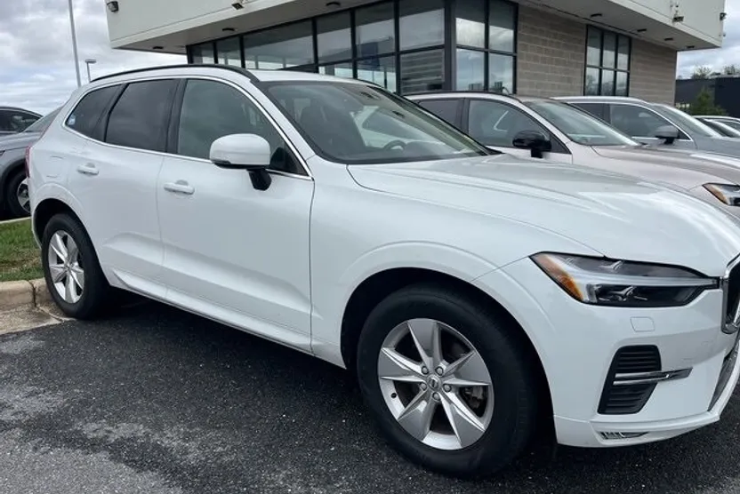 2022 Volvo XC60 B5 Momentum photo 1