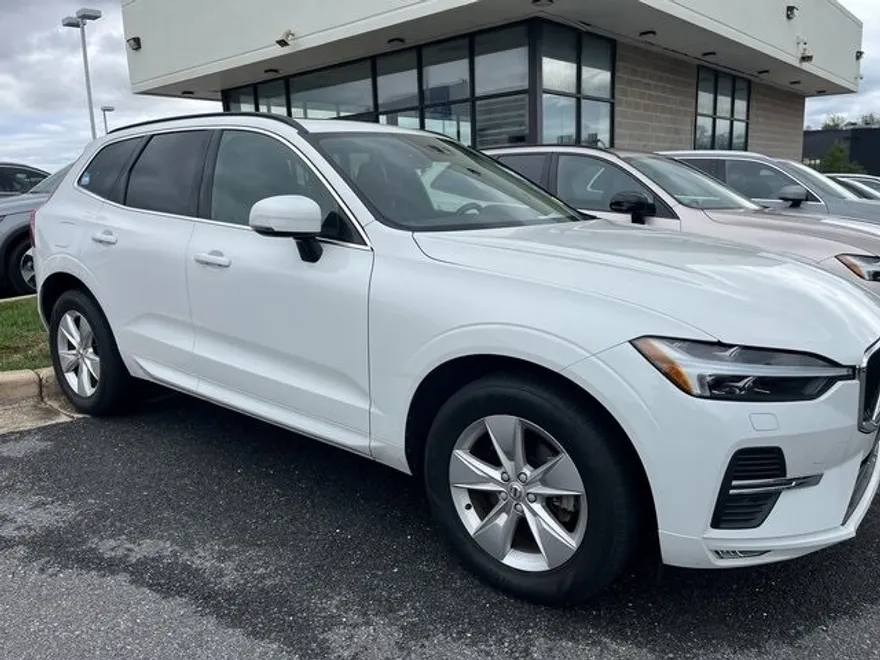 2022 Volvo XC60 B5 Momentum photo 1