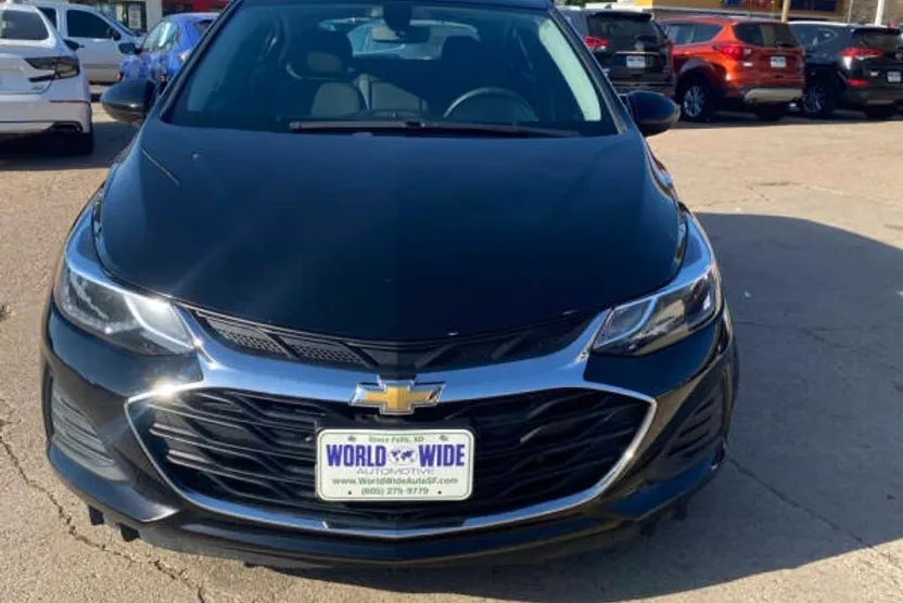 2019 Chevrolet Cruze LT photo 1