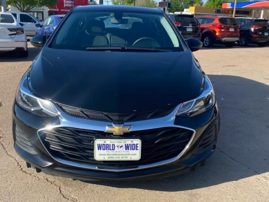 2019 Chevrolet Cruze LT photo 1