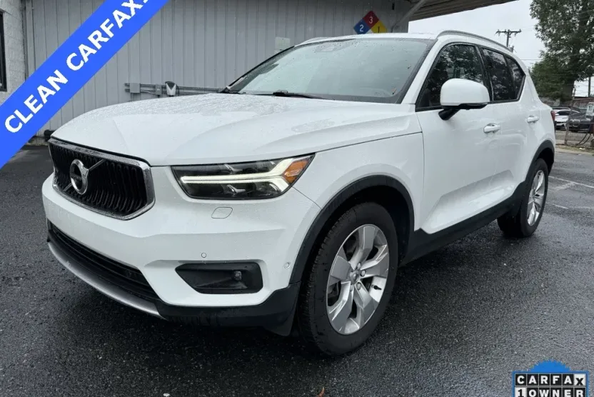 2019 Volvo XC40 R-Design Momentum photo 1