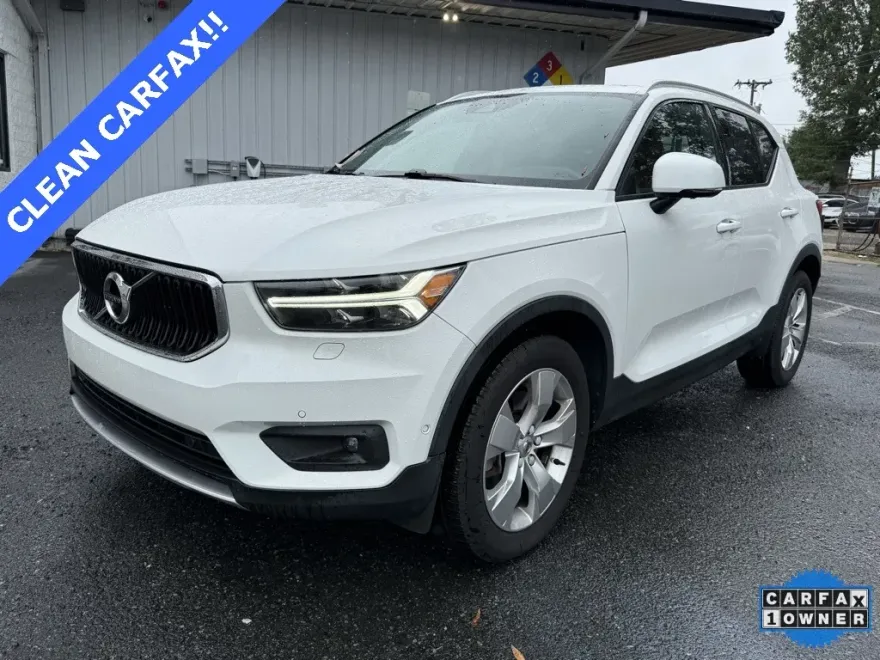 2019 Volvo XC40 R-Design Momentum photo 1