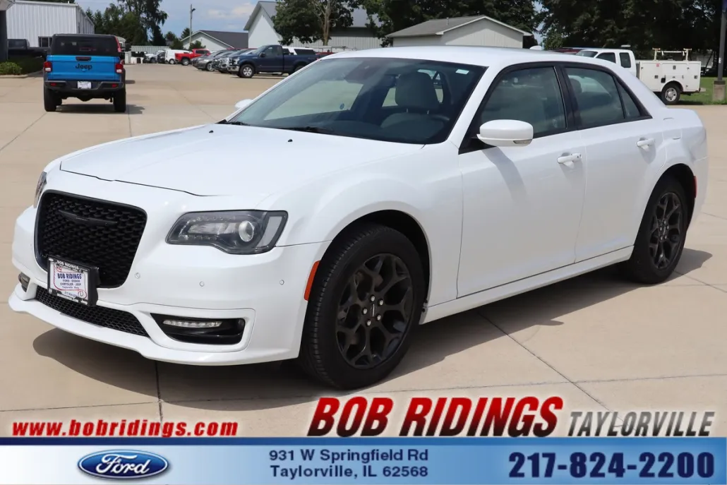 2023 Chrysler 300 Touring L photo 1