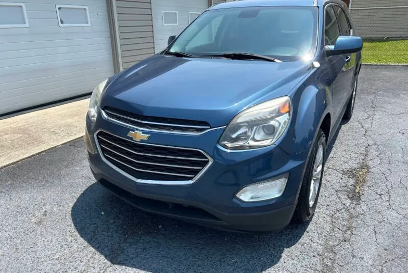 2017 Chevrolet Equinox LT photo 1