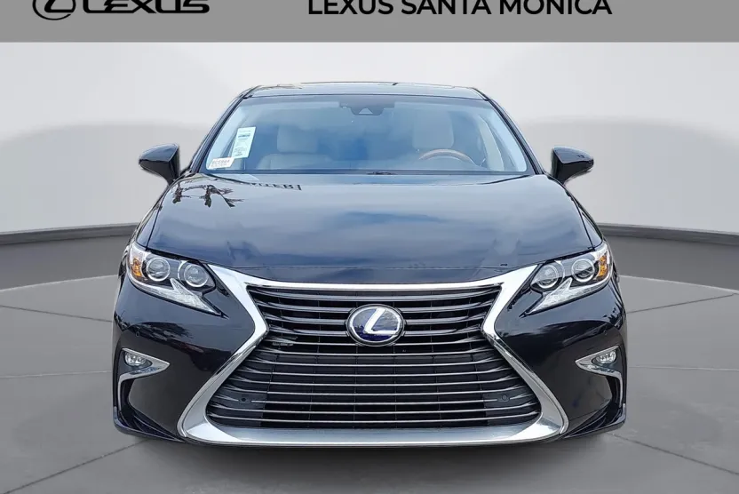 2016 Lexus ES 300h photo 1