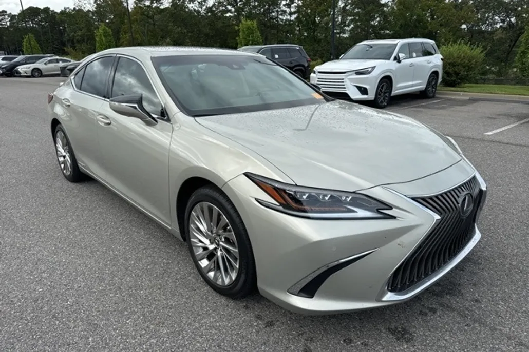 2020 Lexus ES 300h Ultra Luxury photo 1