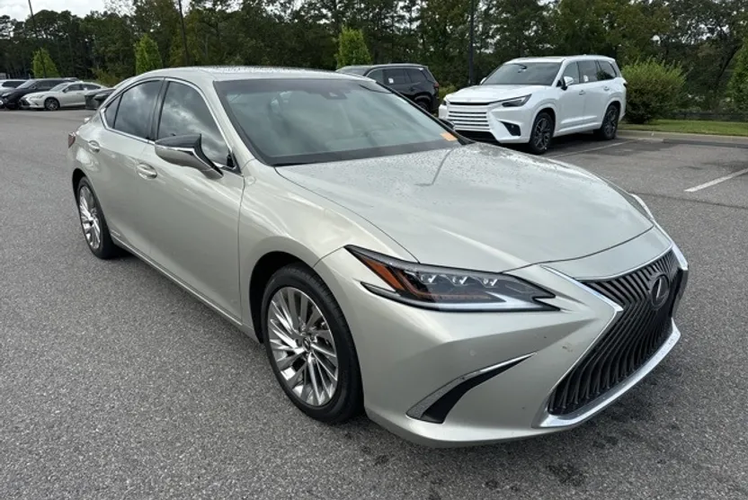 2020 Lexus ES 300h Ultra Luxury photo 1
