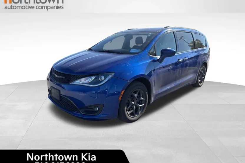 2018 Chrysler Pacifica Touring L photo 1
