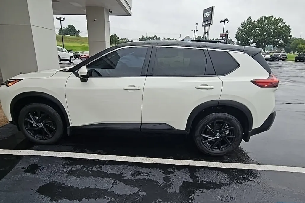 2023 Nissan Rogue SV photo 1