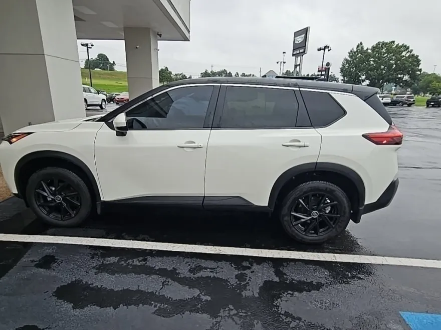 2023 Nissan Rogue SV photo 1
