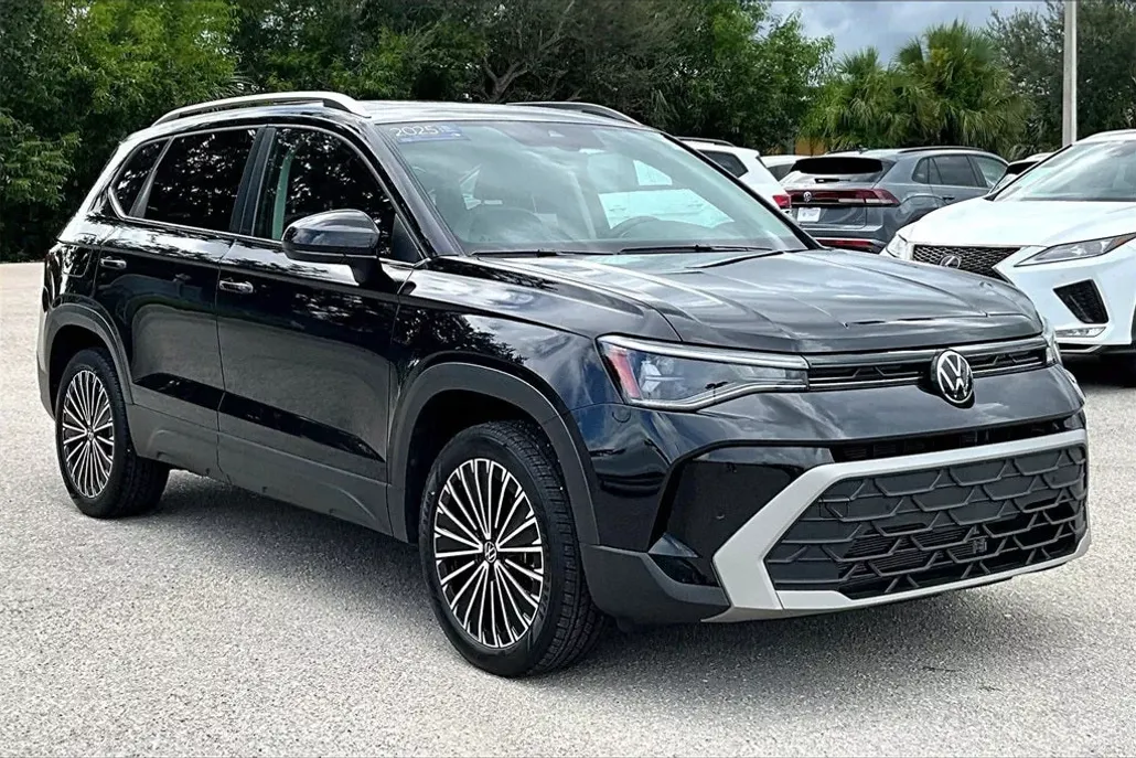 2025 Volkswagen Taos SE photo 1