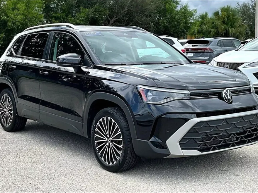 2025 Volkswagen Taos SE photo 1