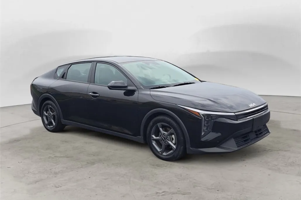2025 Kia K4 LXS photo 1
