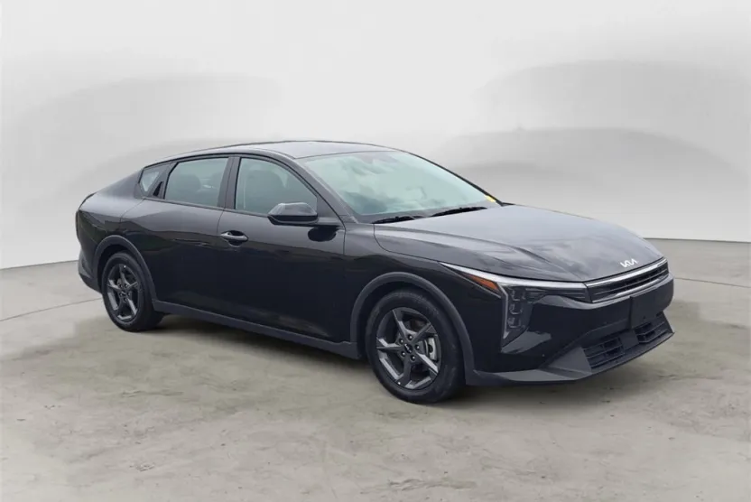 2025 Kia K4 LXS photo 1