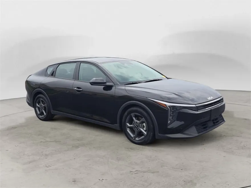 2025 Kia K4 LXS photo 1