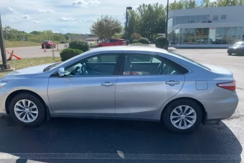 2016 Toyota Camry LE photo 2