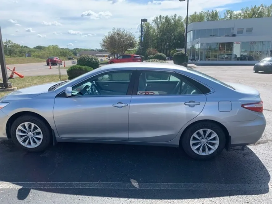 2016 Toyota Camry LE photo 2