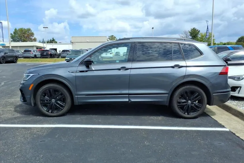 2022 Volkswagen Tiguan SE R-Line Black photo 1