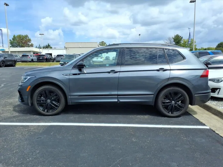 2022 Volkswagen Tiguan SE R-Line Black photo 1