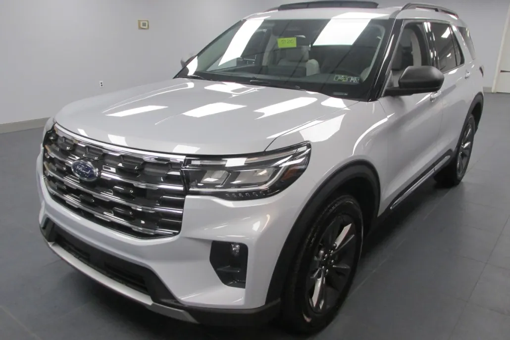 2025 Ford Explorer photo 1