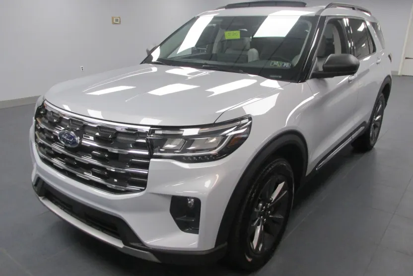 2025 Ford Explorer photo 1