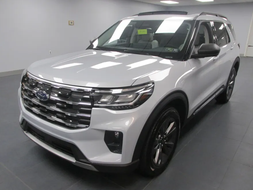 2025 Ford Explorer photo 1