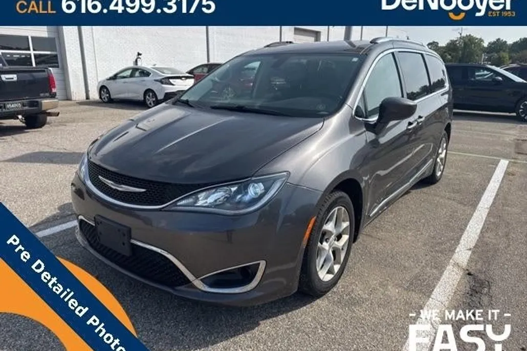 2017 Chrysler Pacifica Touring Plus photo 1
