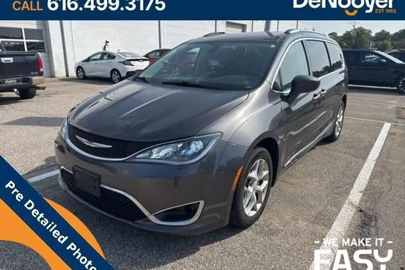 2017 Chrysler Pacifica Touring Plus photo 1