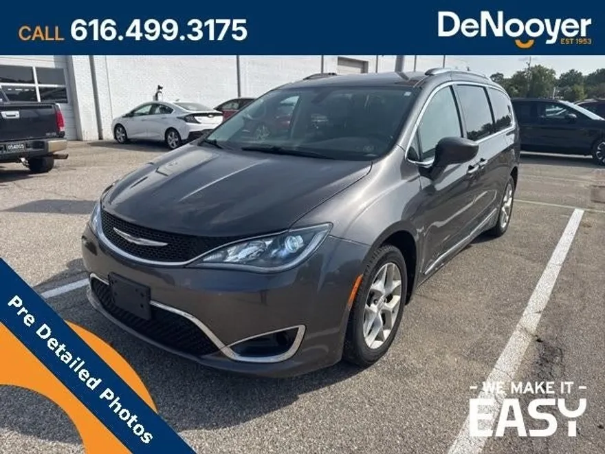 2017 Chrysler Pacifica Touring Plus photo 1