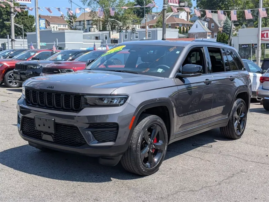 2023 Jeep Grand Cherokee Altitude photo 1