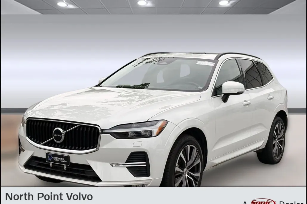 2022 Volvo XC60 B5 Momentum photo 1