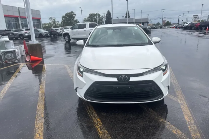 2024 Toyota Corolla LE photo 1