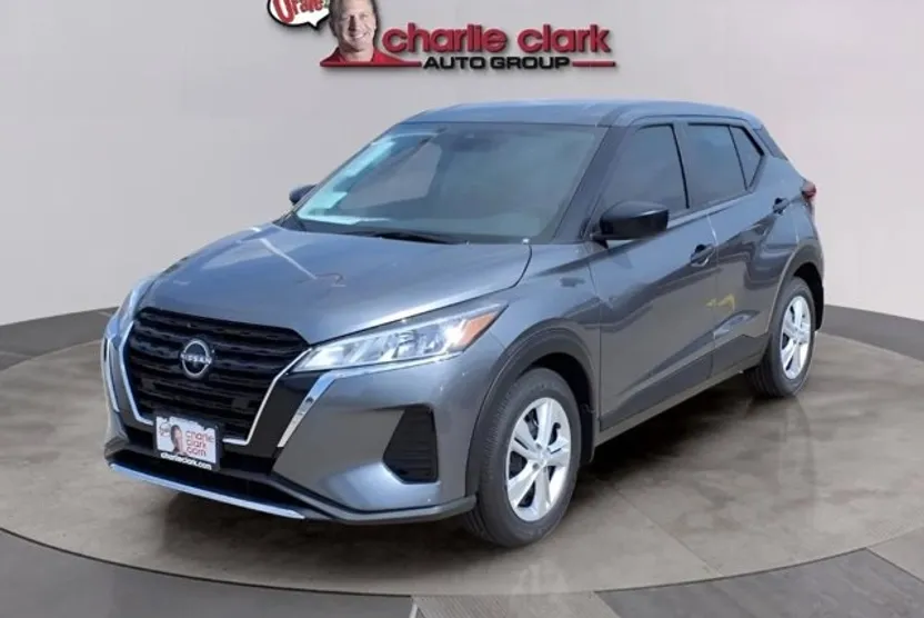 2025 Nissan Kicks Play S photo 1