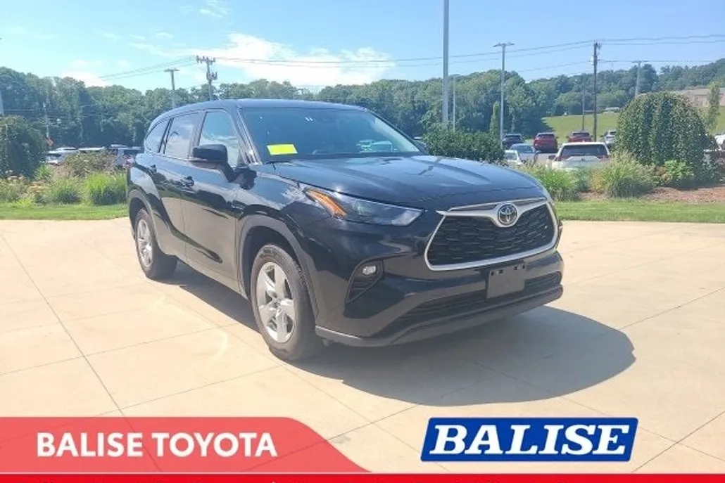 2023 Toyota Highlander LE photo 1